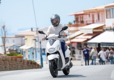 Alaçatı Sokaklarında Özgürlük Rüzgarı: Yeni Sezon 50 cc Scooter'larımızla Tanışın!